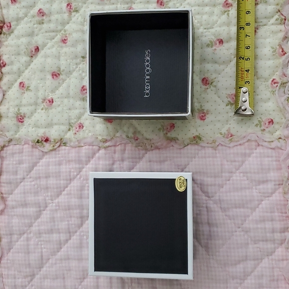 Bloomingdale's gift box for jewelry earrings - Picture 4 of 7